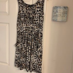 This sleeveless dress is in black,brown and cream.